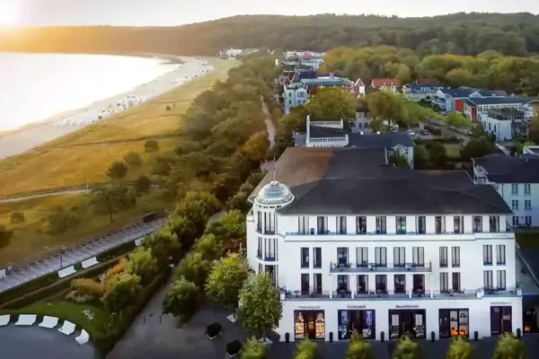 Ein Gebäude neben einem Gewässer.