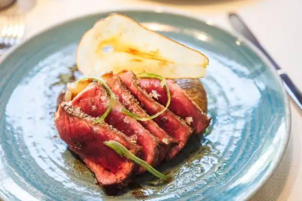 Ein Teller mit Essen auf einem Tisch.