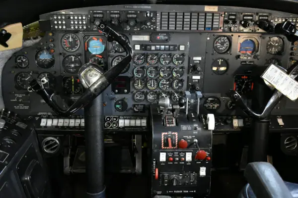 Cockpit eines Flugzeugs mit Steuerungsinstrumenten und Anzeigen im Luftfahrtmuseum Wernigerode.