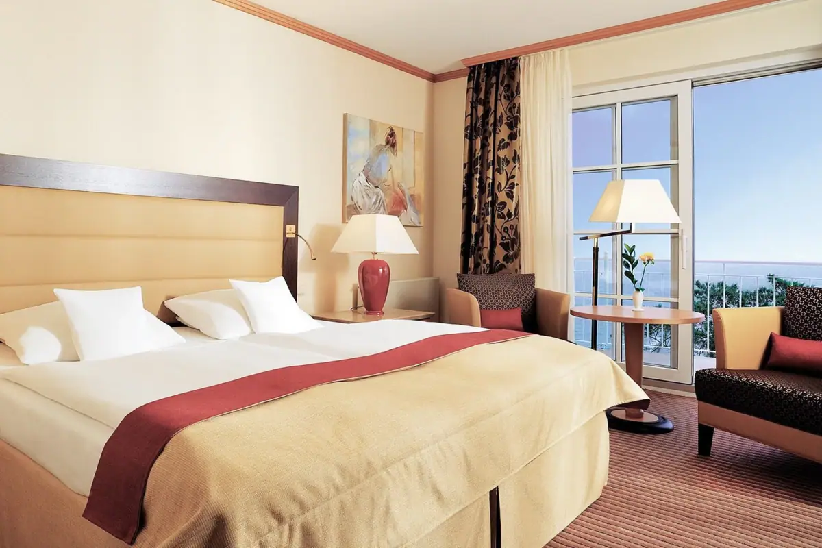 Elegantes Doppelzimmer im A-ROSA Ostseehotel Kühlungsborn mit Balkon und Blick auf die Ostsee