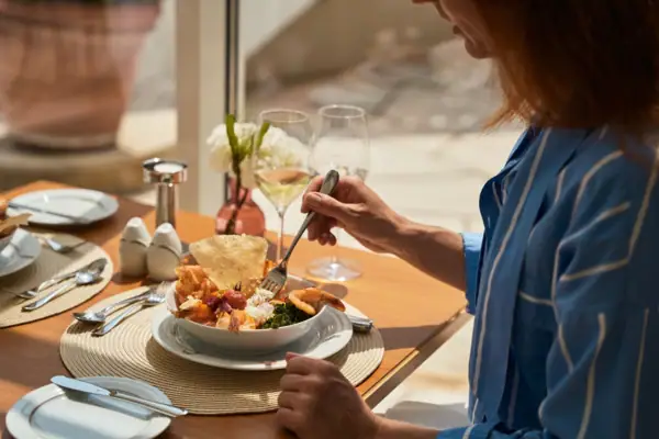 Frau isst aus einer Schüssel.