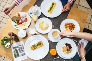 Frühstückstisch Eine Person isst Frühstück an einem Tisch.