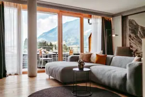 Wohnzimmer mit großem Sofa und Tisch.