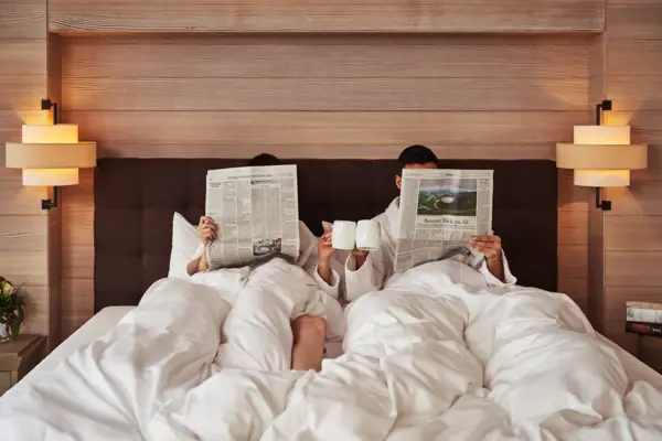 Ein Mann und eine Frau lesen im Bett.
