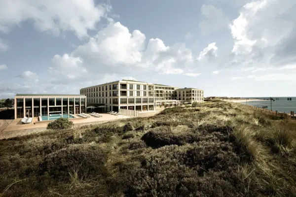 Sylt Ein Gebäude mit einem Pool und Gras an der Seite.