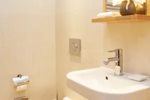Badezimmer mit Waschbecken und Toilette