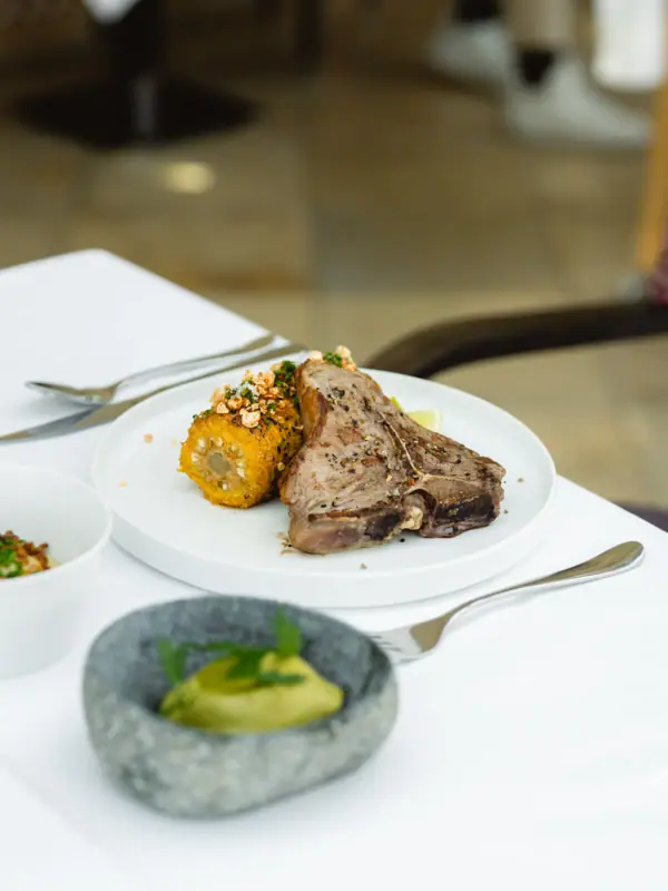 Ein Teller mit Essen auf einem Tisch.