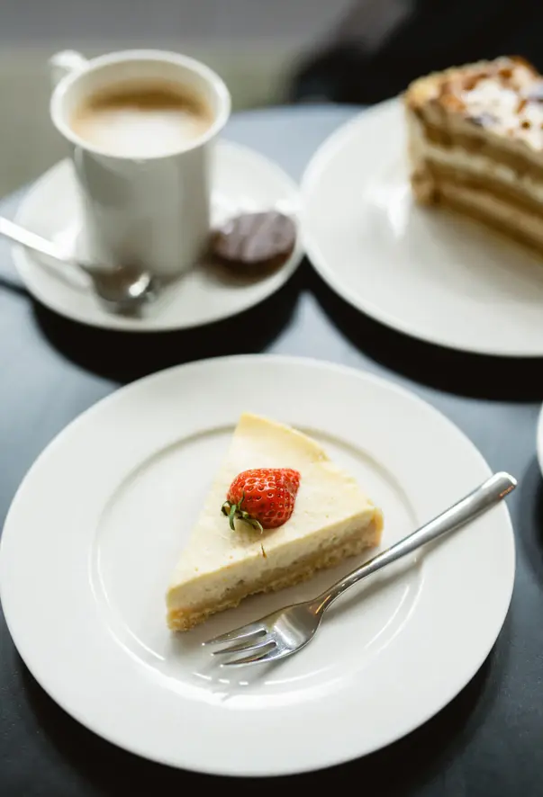 Ein Stück Kuchen auf einem Teller mit einer Gabel.