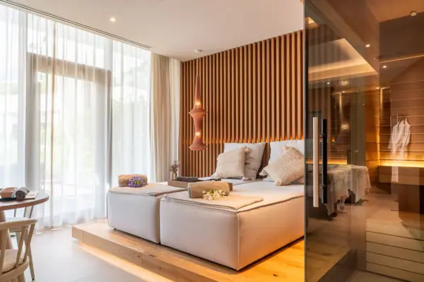 Zimmer mit Bett und Glastür