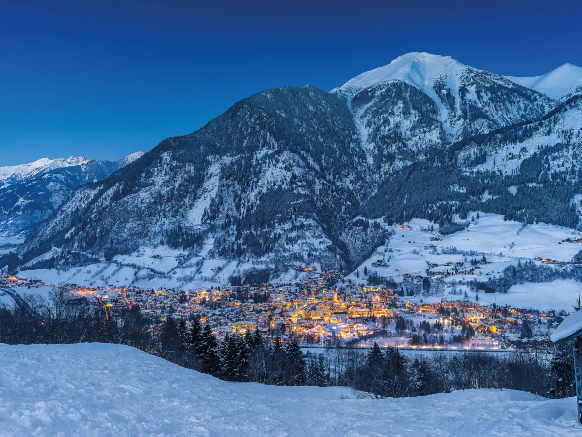 Stadtlichter im Schnee bei Nacht.