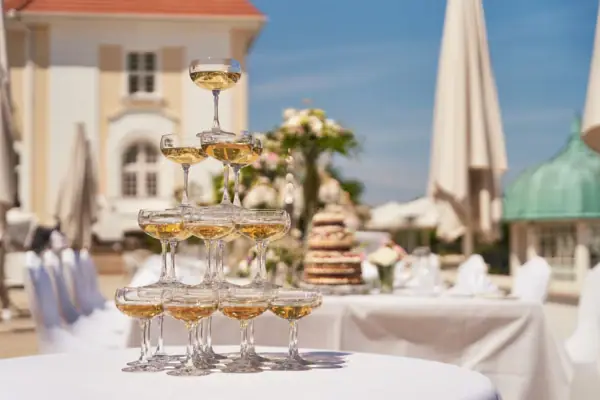 Eine Pyramide aus Champagnergläsern.