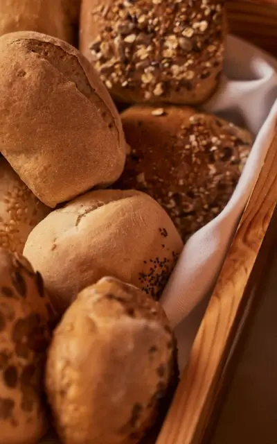 Korb mit frischem Brot in einer Holzbox