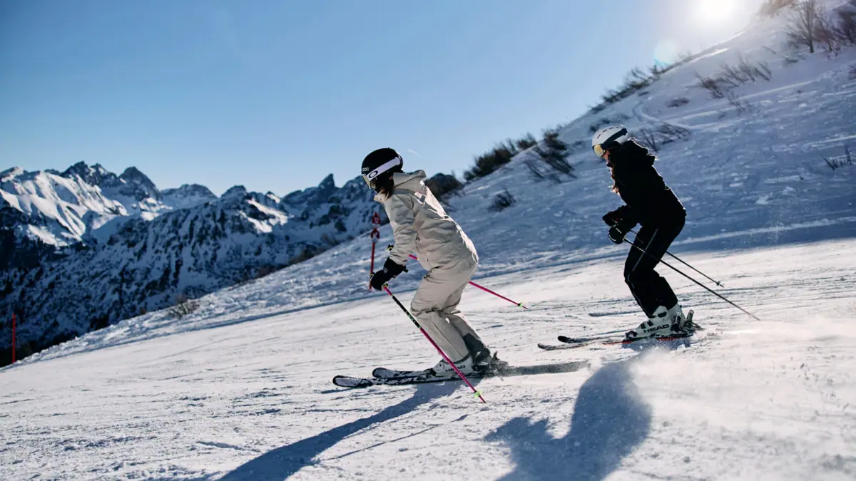 Eine Gruppe von Menschen beim Skifahren im Schnee.