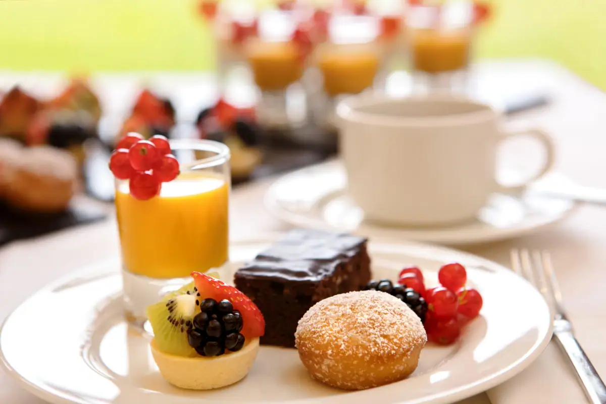 Ein Teller mit Desserts und einem Getränk.