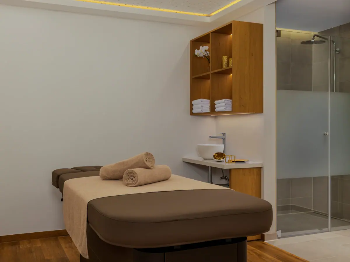 Behandlungsraum Massagetisch in einem Raum