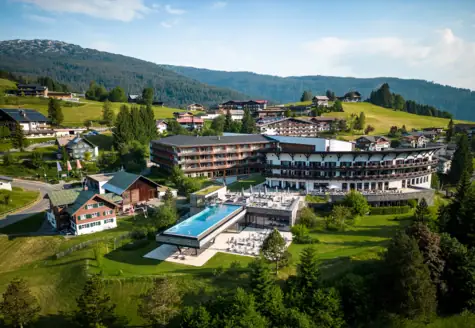 Ein Gebäude mit einem Pool in der Mitte eines Dorfes.