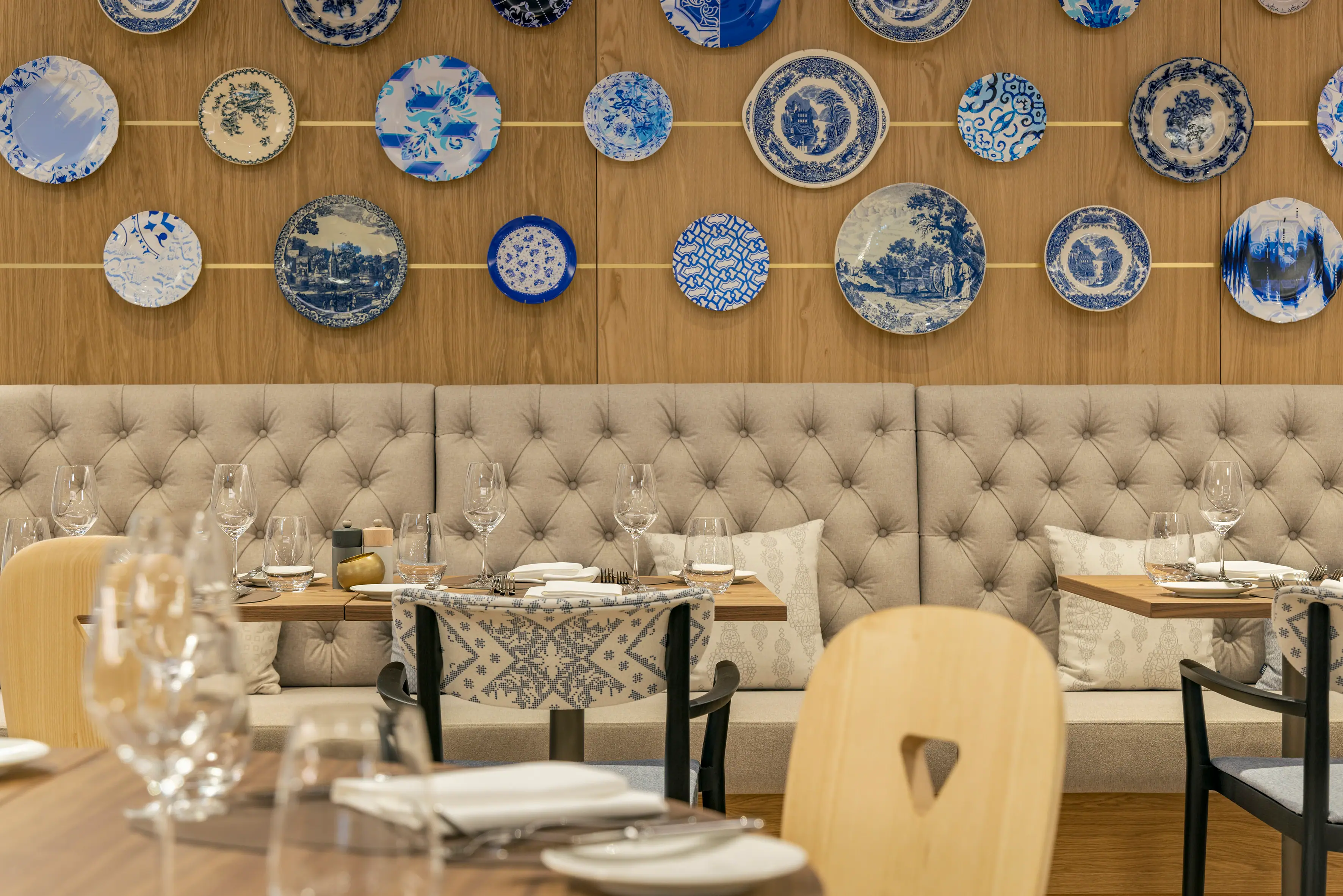 Ein Restaurant mit blauen und weißen Tellern an der Wand.