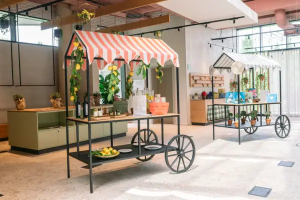 Obstverkaufswagen mit Früchten darauf