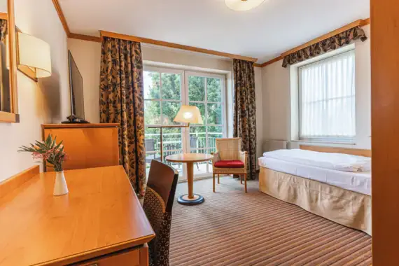 Ein Zimmer mit einem Bett und einem Schreibtisch.