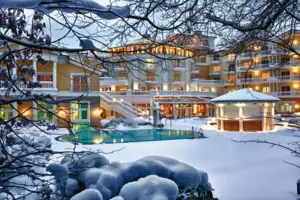 Ein Gebäude mit einem Pool im Schnee.