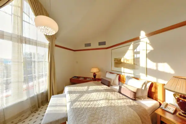 Ein Bett in einem Zimmer mit Kissen und Bettwäsche.