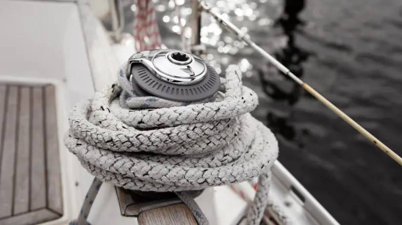 Ein Seil auf einem Segelboot ist um einen Knauf gewickelt.