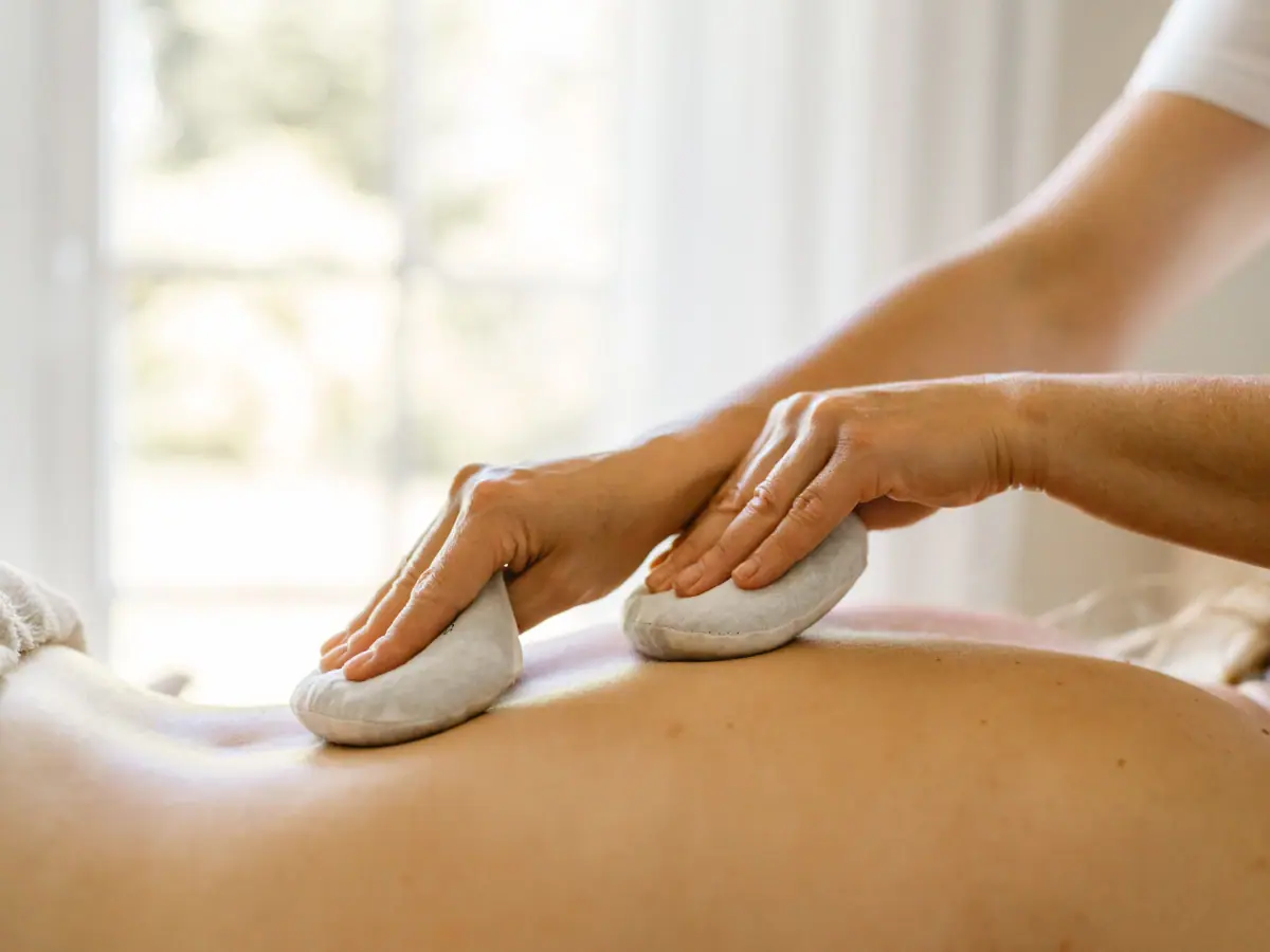 Eine Person erhält eine Massage.