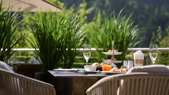 Ein Tisch mit Speisen darauf im Freien.