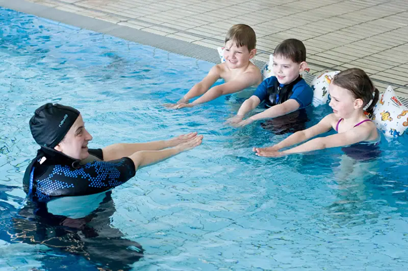 Eine Gruppe von Kindern im Pool.