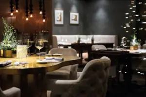Ein Restaurant mit Tischen und Stühlen.