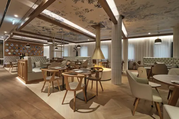 Das Restaurant Freyheit im A-ROSA Tegernsee mit eingedeckten Tischen.