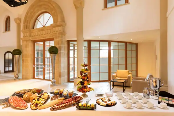 Ein Tisch mit Speisen darauf.