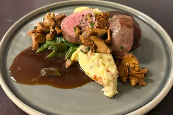 Ein Teller mit Essen auf einem Tisch.