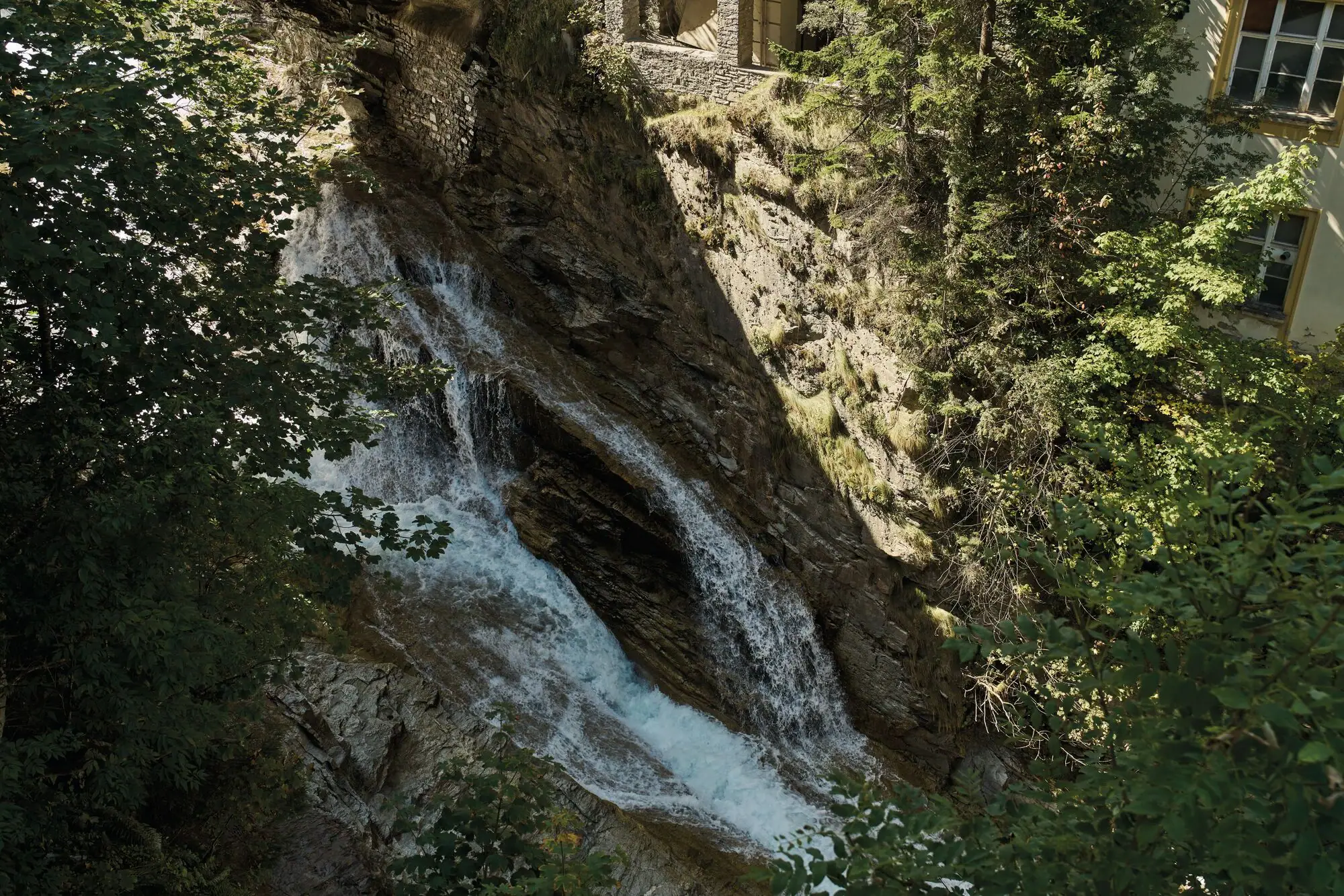 Wasserfall auf einer Klippe