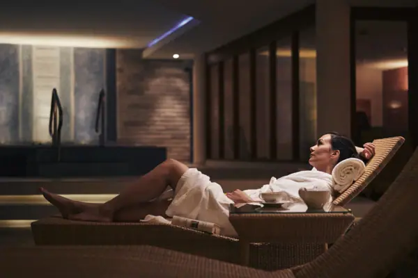 Eine Frau liegt auf einer Liege.