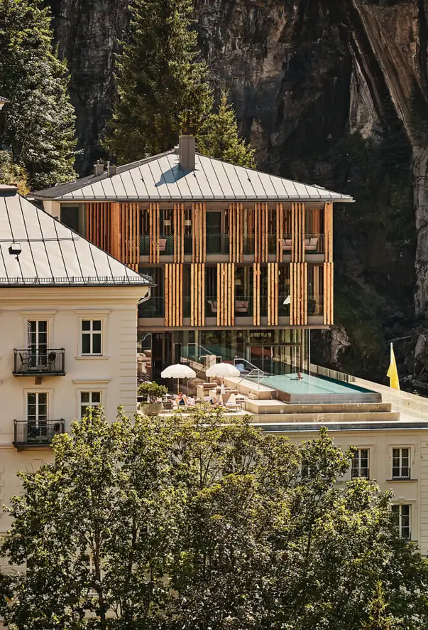 Ein Gebäude mit einem Pool inmitten einer Schlucht.