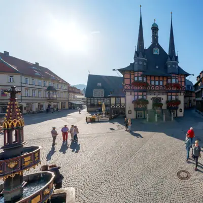Marktplatz Eine Gruppe von Menschen geht durch einen Innenhof.