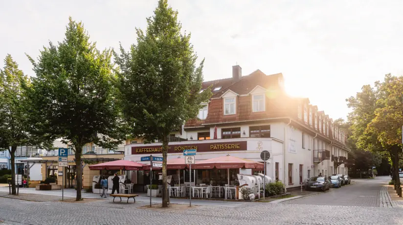 Gebäude an einer Straße mit Bäumen