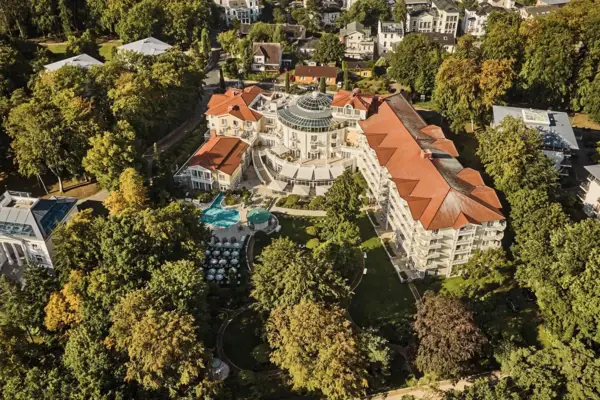Luftansicht vom A-ROSA Heringsdorf umgeben von grünen Bäumen. 