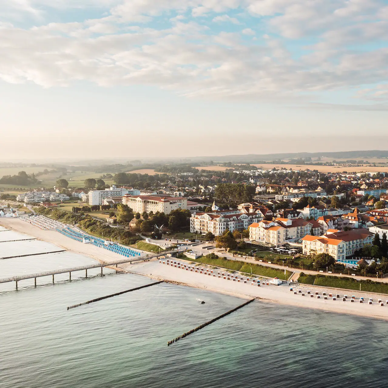 Stadt am Wasser mit bewölktem Himmel im Hintergrund
