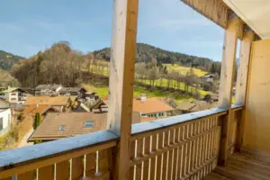 Balkonblick Blick auf eine Stadt von einem Balkon mit Gebäuden und Himmel im Hintergrund.