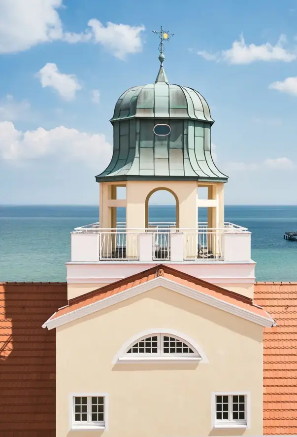 Ein Gebäude mit einem Turm und einem Pier im Hintergrund.