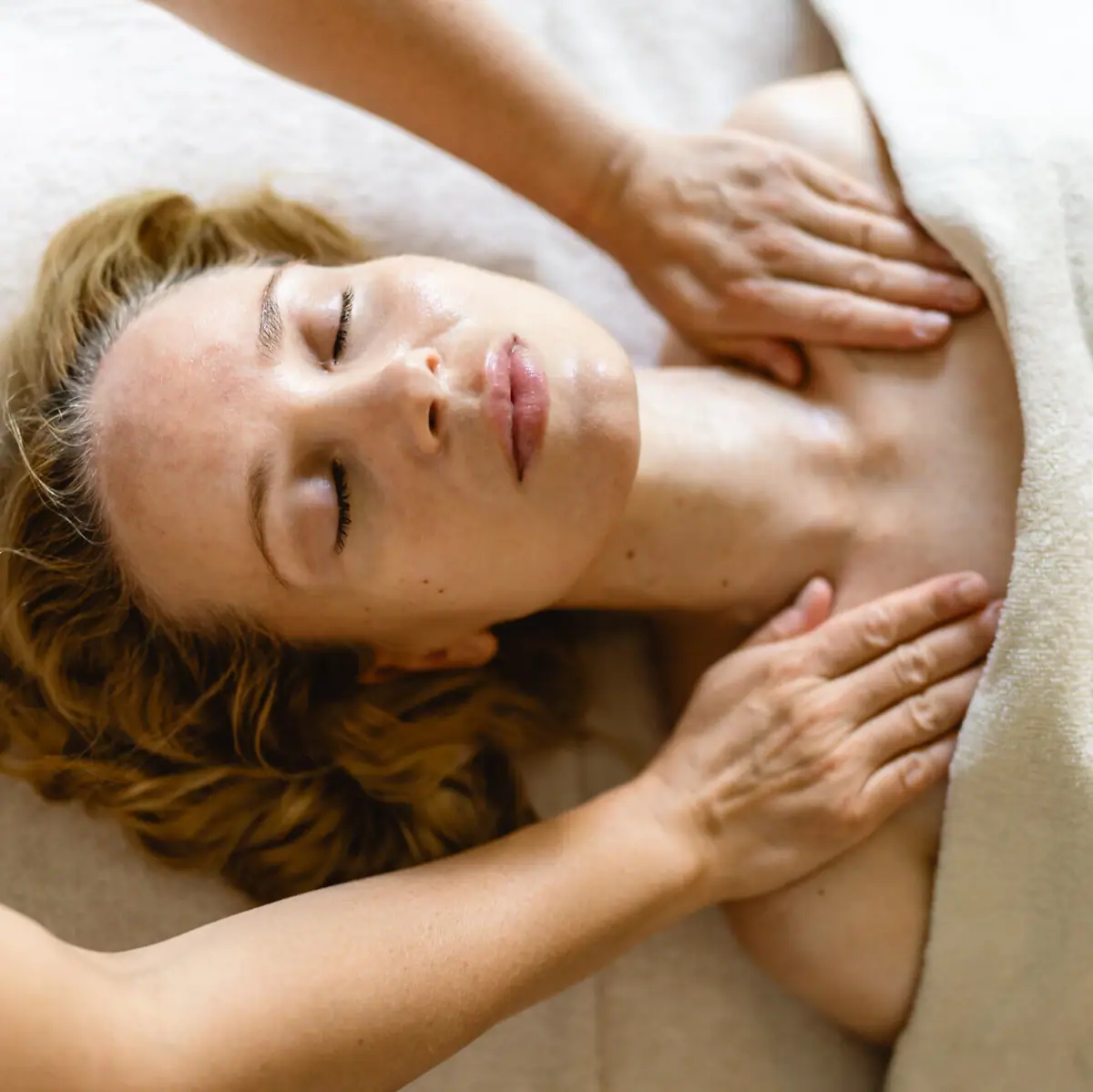 Eine Frau erhält eine Massage.