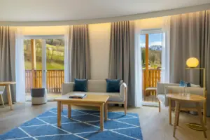 Wohnbereich Wohnzimmer mit Couch und Tisch