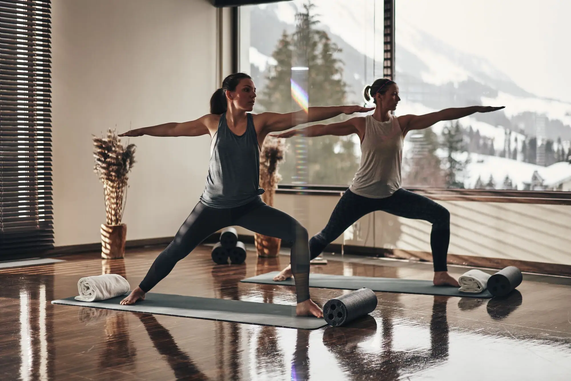 Eine Gruppe von Frauen macht Yoga.