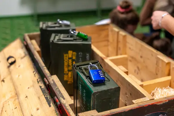 Mobile Mission Box Eine Gruppe von grünen Metallkästen mit Schlössern.