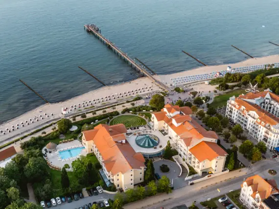 Luftaufnahme des A-ROSA Ostseehotel Kühlungsborn direkt am Strand. 