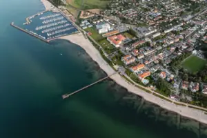 Stadtansicht neben einem Gewässer aus der Vogelperspektive