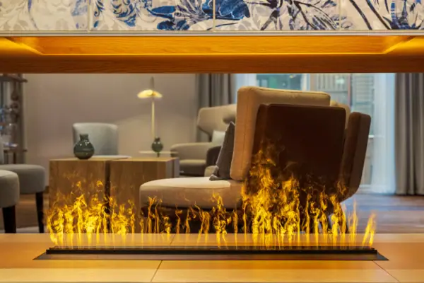 Feuer brennt im Kamin.