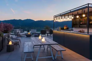 Terrasse mit Tisch und Stühlen, Bar im Hintergrund, Blick auf einen See.